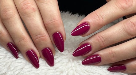 Manucure élégante violet à Ludmilla Souza Nail Design, Genève, Genève, CH.