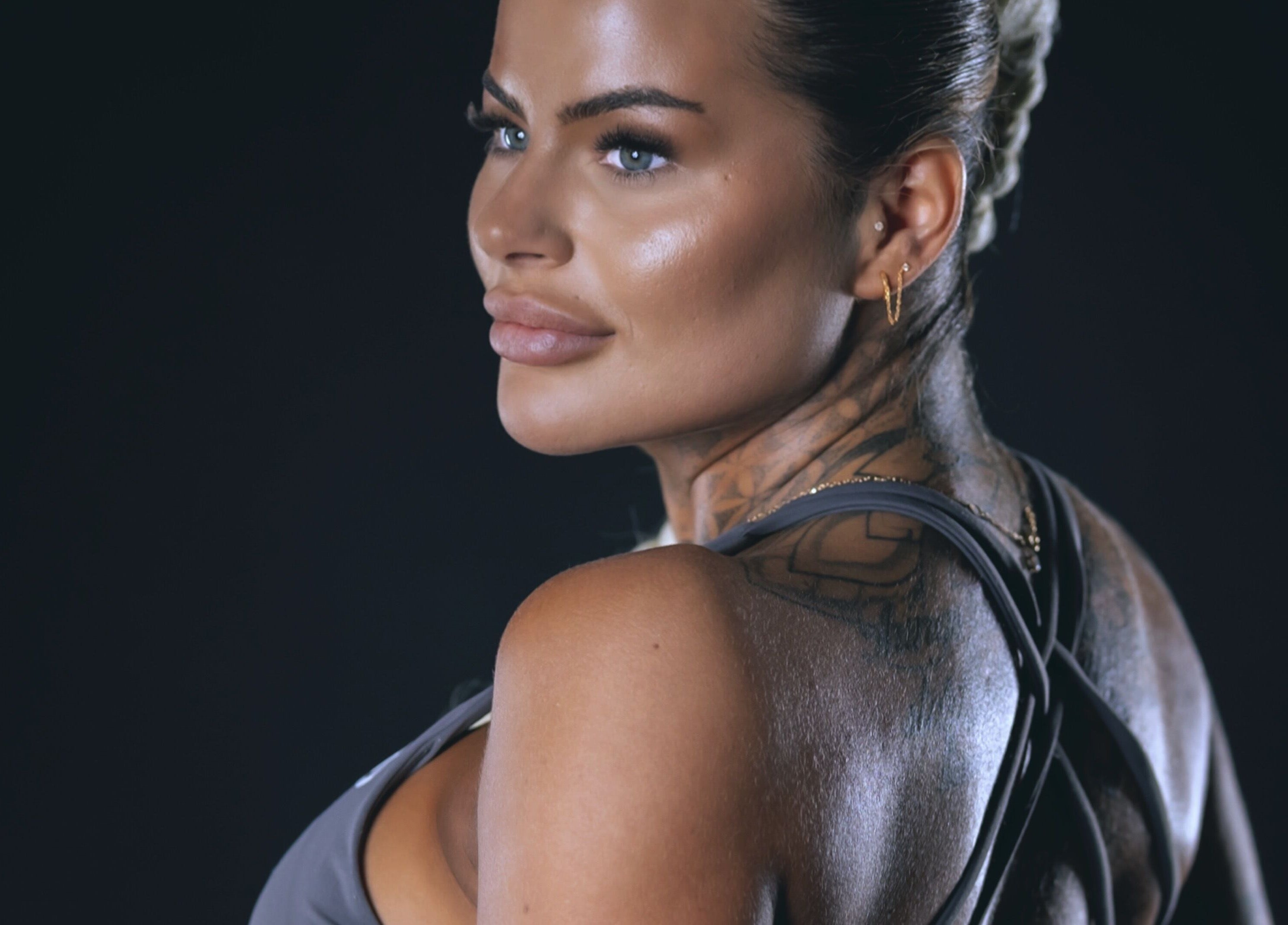 Elegant profile view capturing beauty and wellness at Glutebyjol, Longueuil, Québec, CA.