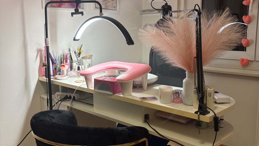 Estación de manicura en Missynailssuisse, Saint-maurice, Valais, CH, con lámpara y herramientas de uñas.