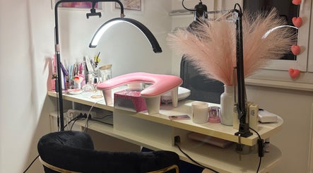 Estación de manicura en Missynailssuisse, Saint-maurice, Valais, CH, con lámpara y herramientas de uñas.