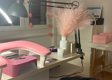 Espacio de manicura en Missynailssuisse, Saint-maurice, Valais, CH, con decoración acogedora y moderna.