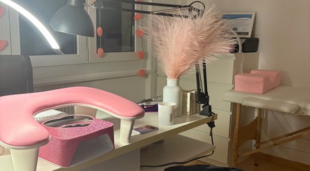 Espacio de manicura en Missynailssuisse, Saint-maurice, Valais, CH, con decoración acogedora y moderna.