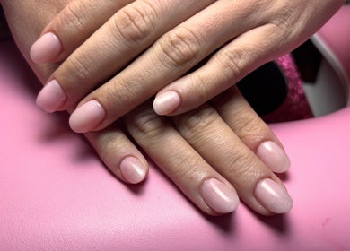 Uñas perfectamente manicuras en Missynailssuisse, Saint-maurice, Valais, CH. Diseño en tono rosa suave.