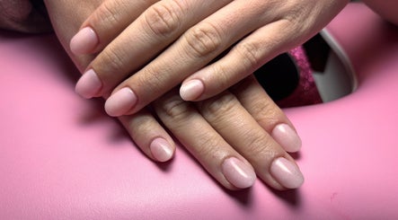 Uñas perfectamente manicuras en Missynailssuisse, Saint-maurice, Valais, CH. Diseño en tono rosa suave.