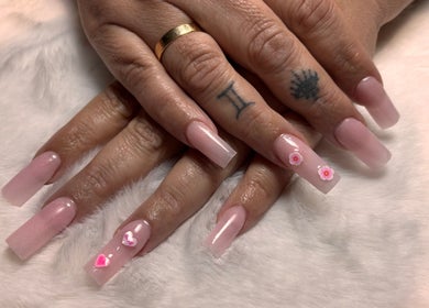 Decoración de uñas rosa claro con diseño floral en Missynailssuisse, Saint-maurice, Valais, CH.
