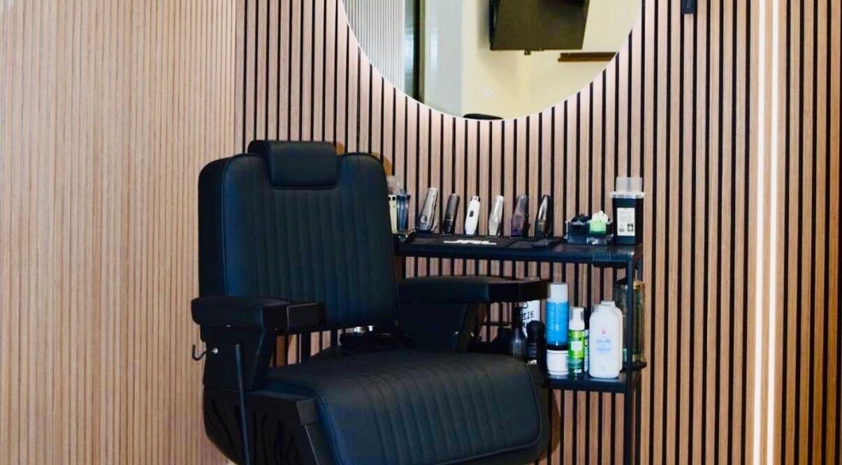 Moderne kappersstoel bij Fadez Society in Zoetermeer, Zuid-Holland, NL met gereedschap en producten.