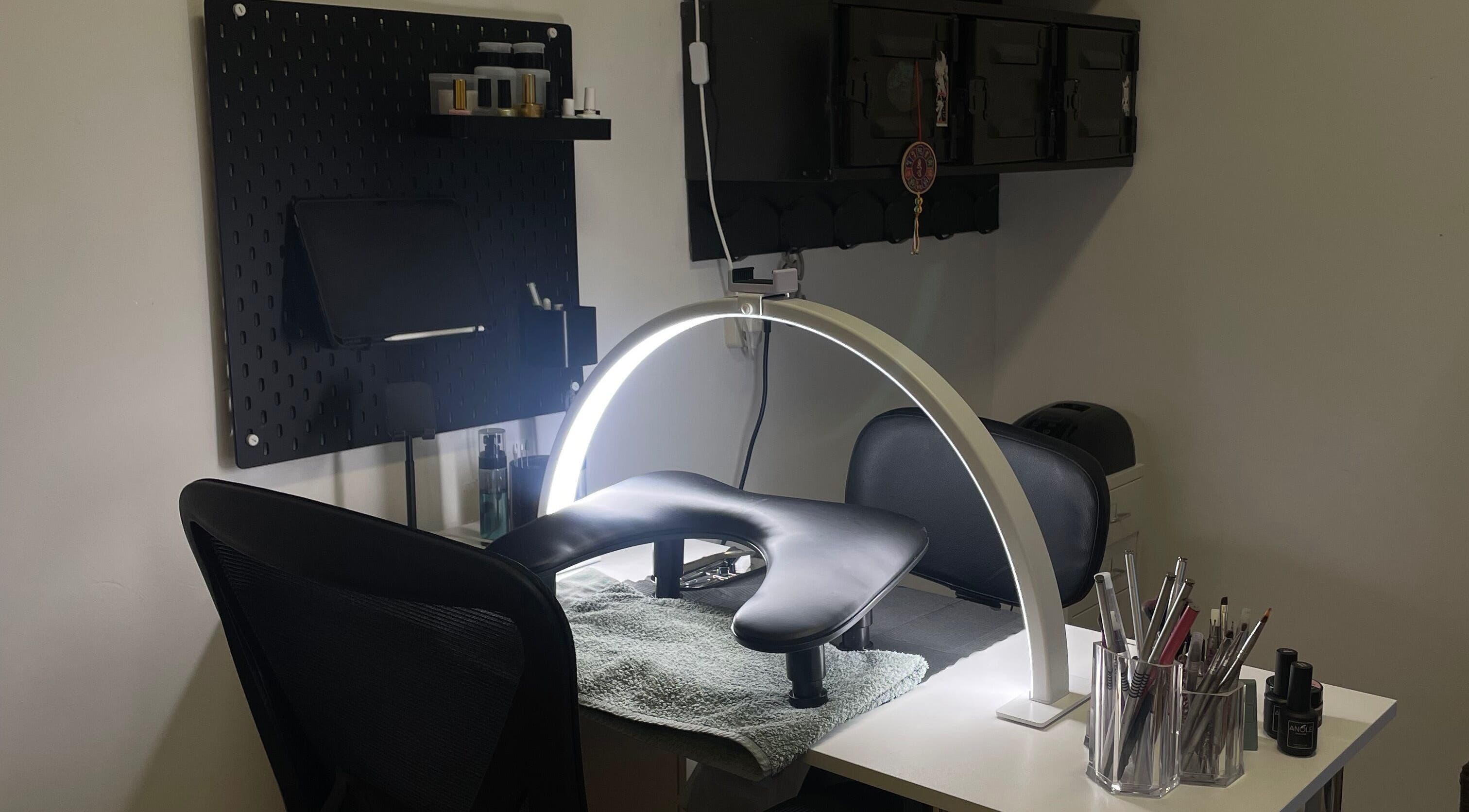 Professionele nagelstudio opstelling bij Clawed in Half Nails, Rotterdam, Zuid-holland, NL.