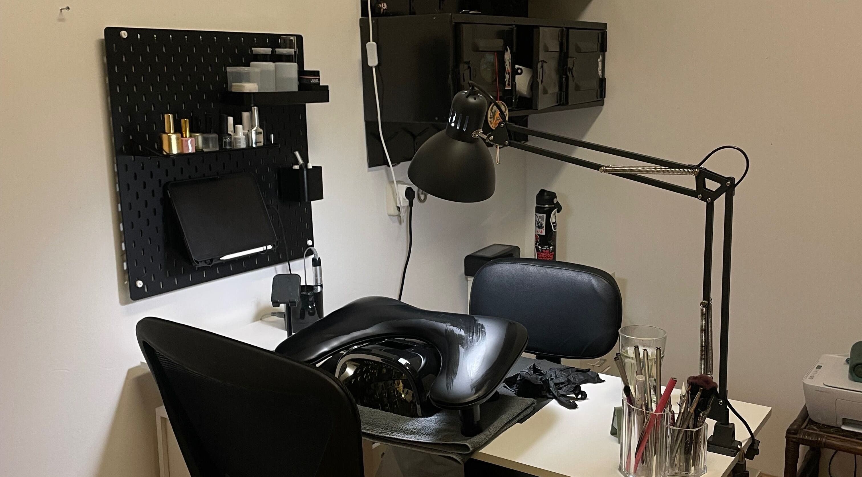 Stijlvolle werkplek bij Clawed in Half Nails, Rotterdam, Zuid-holland, NL, met moderne manicure-uitrusting.