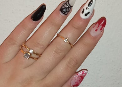 Unhas decoradas com manicure detalhada em SU NAILS, Ariz, Porto, PT, mostrando designs criativos e modernos.