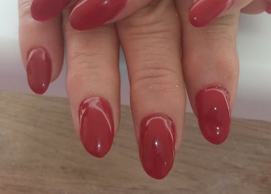 Unhas vermelhas elegantes destacando-se no SU NAILS, Ariz, Porto, PT.