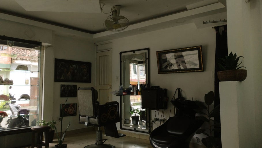 Interior acogedor de BARBER SHOPP, Santander de Quilichao, Valle Del Cauca, CO con sillas y decoración moderna.