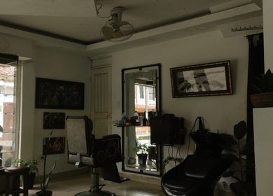 Interior acogedor de BARBER SHOPP, Santander de Quilichao, Valle Del Cauca, CO con sillas y decoración moderna.