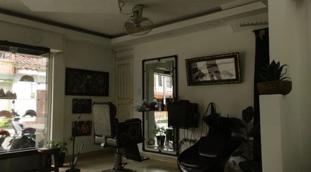 Interior acogedor de BARBER SHOPP, Santander de Quilichao, Valle Del Cauca, CO con sillas y decoración moderna.