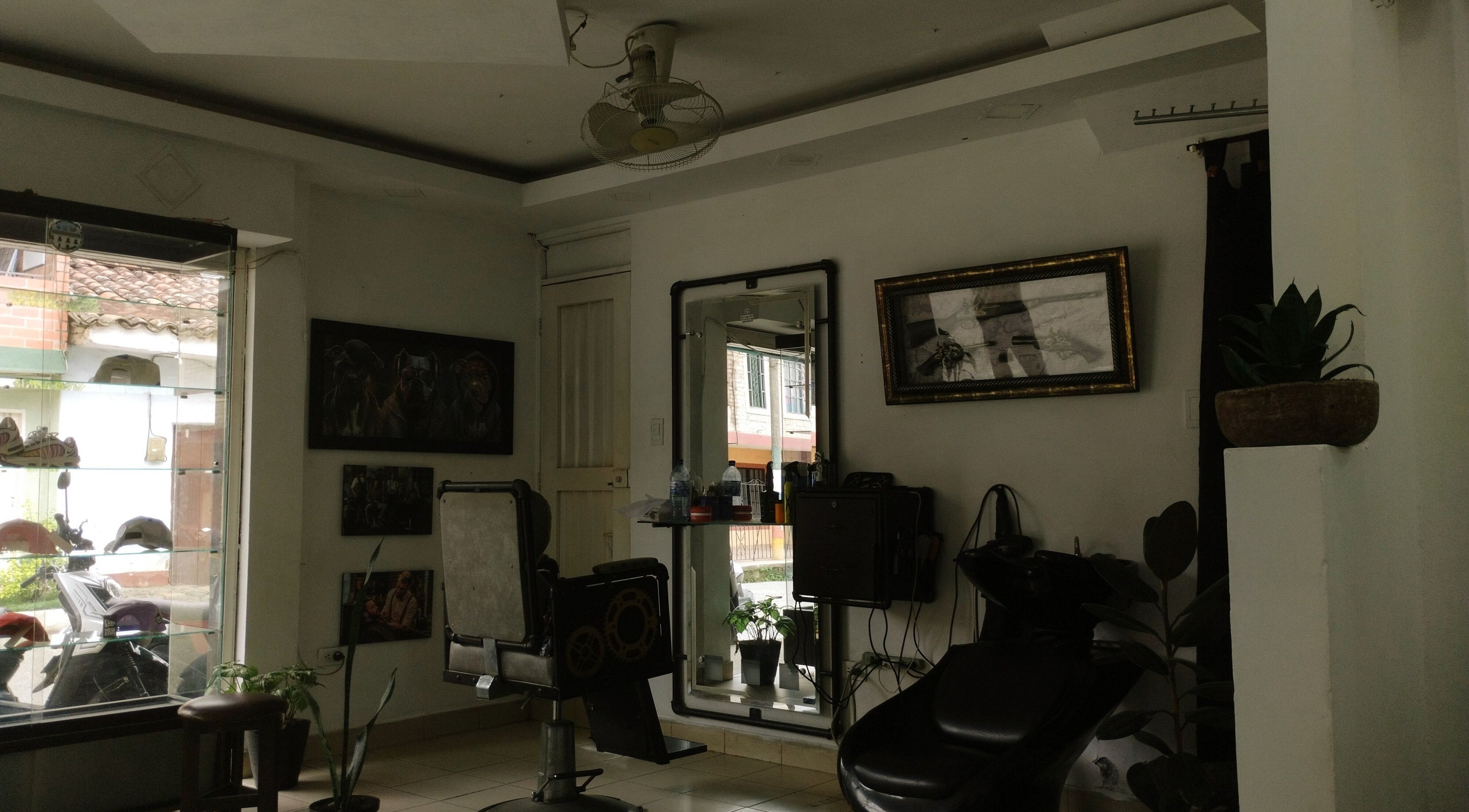 Interior acogedor de BARBER SHOPP, Santander de Quilichao, Valle Del Cauca, CO con sillas y decoración moderna.