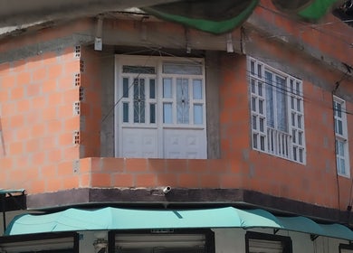 Fachada de BARBER SHOPP en Santander de Quilichao, Valle Del Cauca, CO. Entrada moderna con ladrillos naranjas.