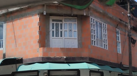 Fachada de BARBER SHOPP en Santander de Quilichao, Valle Del Cauca, CO. Entrada moderna con ladrillos naranjas.