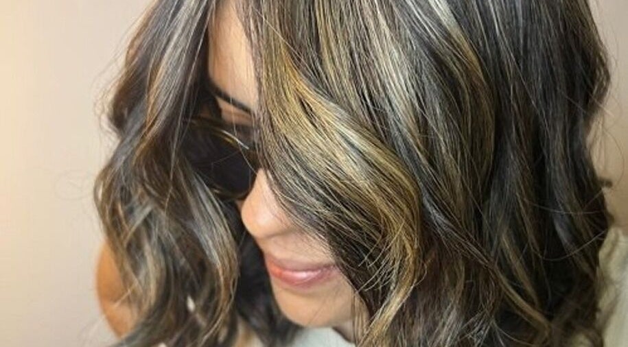 Cabello ondulado y moderno en Kellary Hairstylist, Carolina, Carolina, PR.