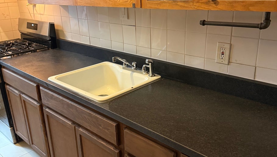 Modern kitchen sink and counter at CLEWIS IN CONSTRUCTION LLC, Queen, US.