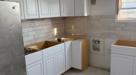 New kitchen cabinetry installation by CLEWIS IN CONSTRUCTION LLC at Queen, US featuring white cabinets.