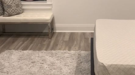 Modern room at CLEWIS IN CONSTRUCTION LLC, Queen, US featuring a plush rug and elegant seating.