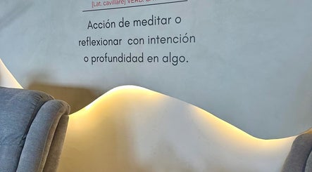 Texto inspirador sobre meditación en Cavilé, Zibatá, Querétaro, MX con iluminación suave.