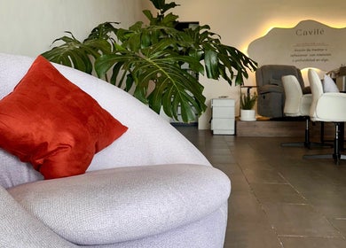 Espacio relajante en Cavilé, Zibatá, Querétaro, MX con sillón cómodo y planta decorativa.