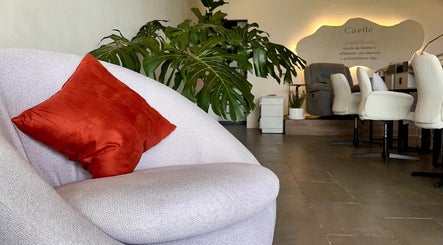 Espacio relajante en Cavilé, Zibatá, Querétaro, MX con sillón cómodo y planta decorativa.