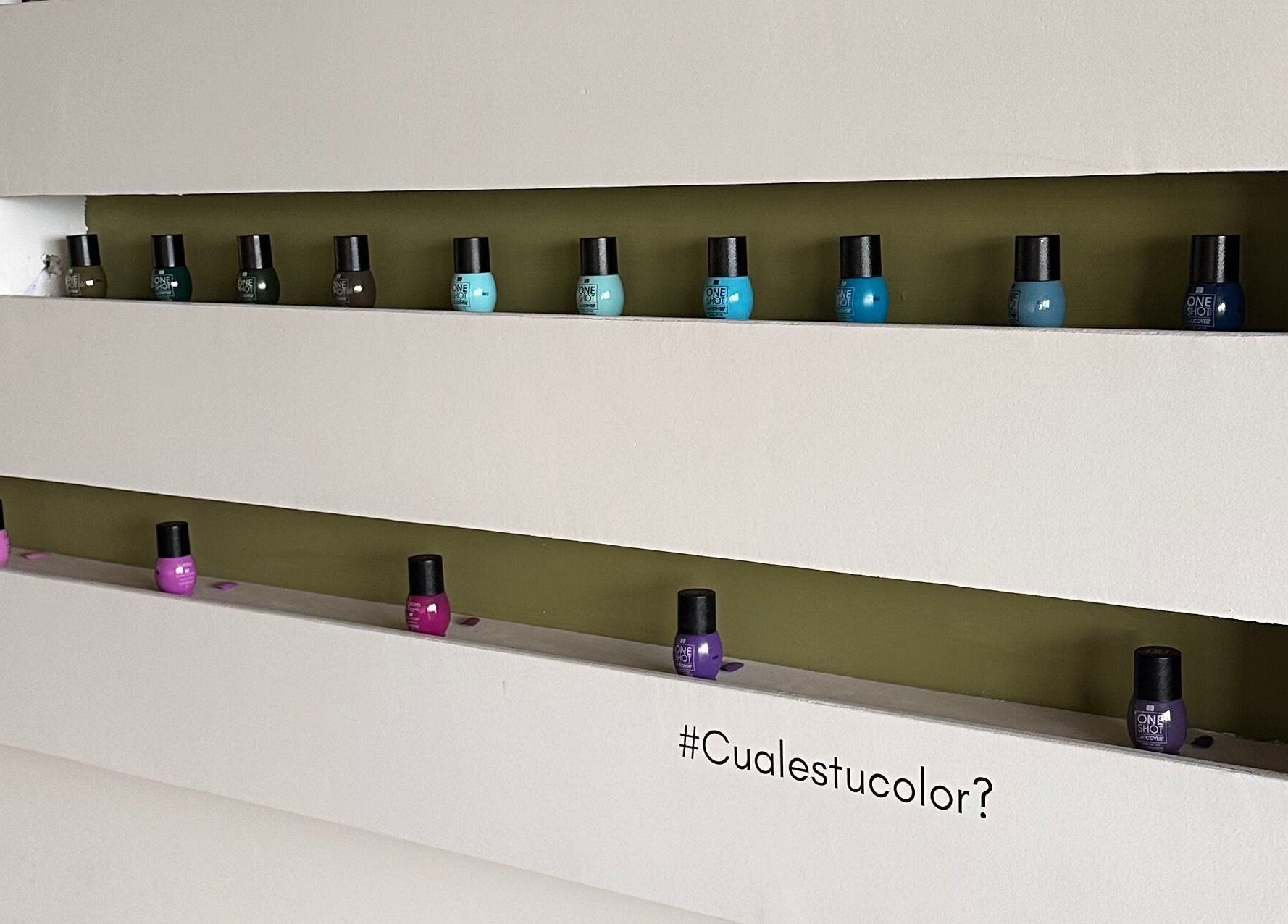 Estante con esmaltes de uñas de varios colores en Cavilé, Zibatá, Querétaro, MX. #Cualestucolor