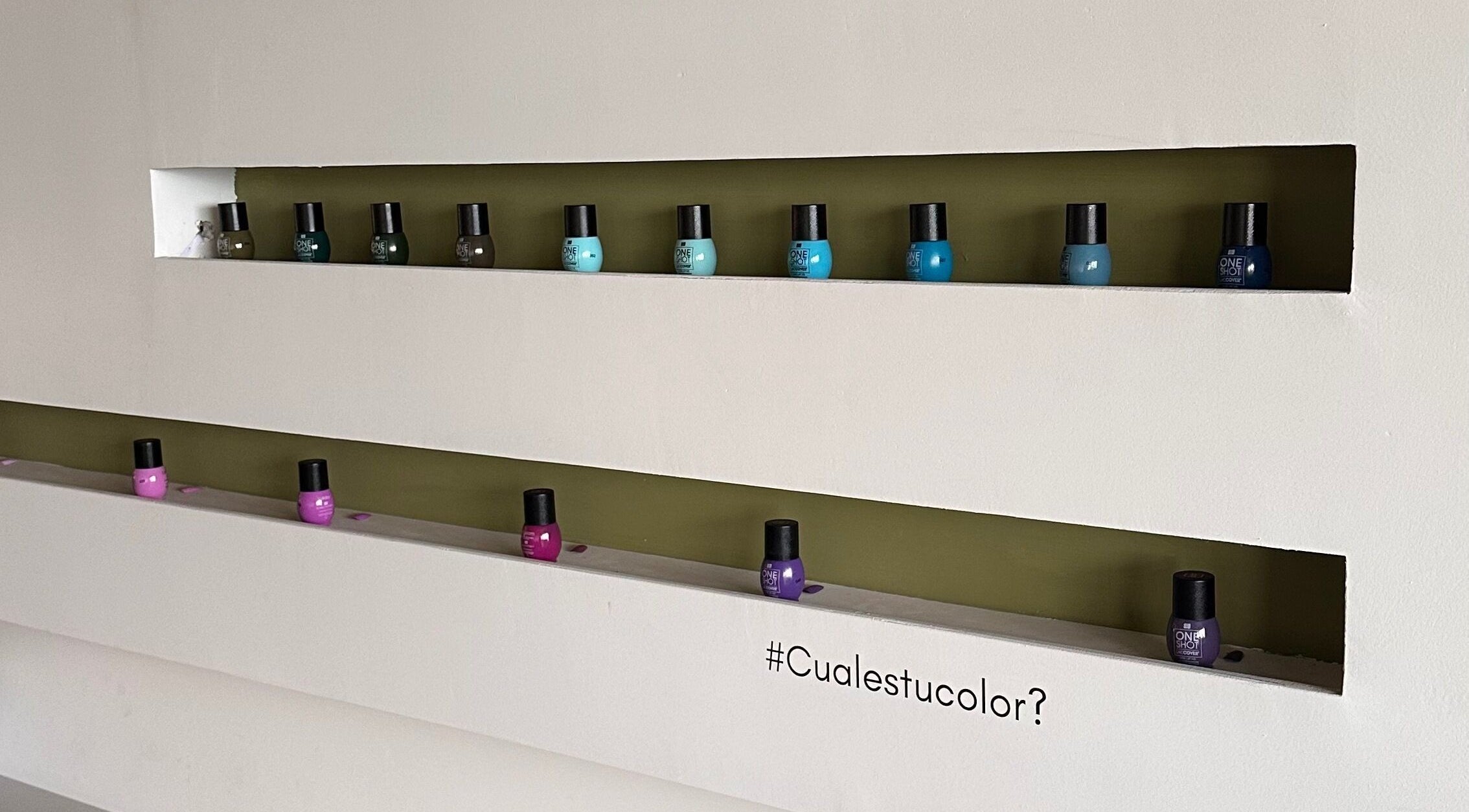 Estante con esmaltes de uñas de varios colores en Cavilé, Zibatá, Querétaro, MX. #Cualestucolor