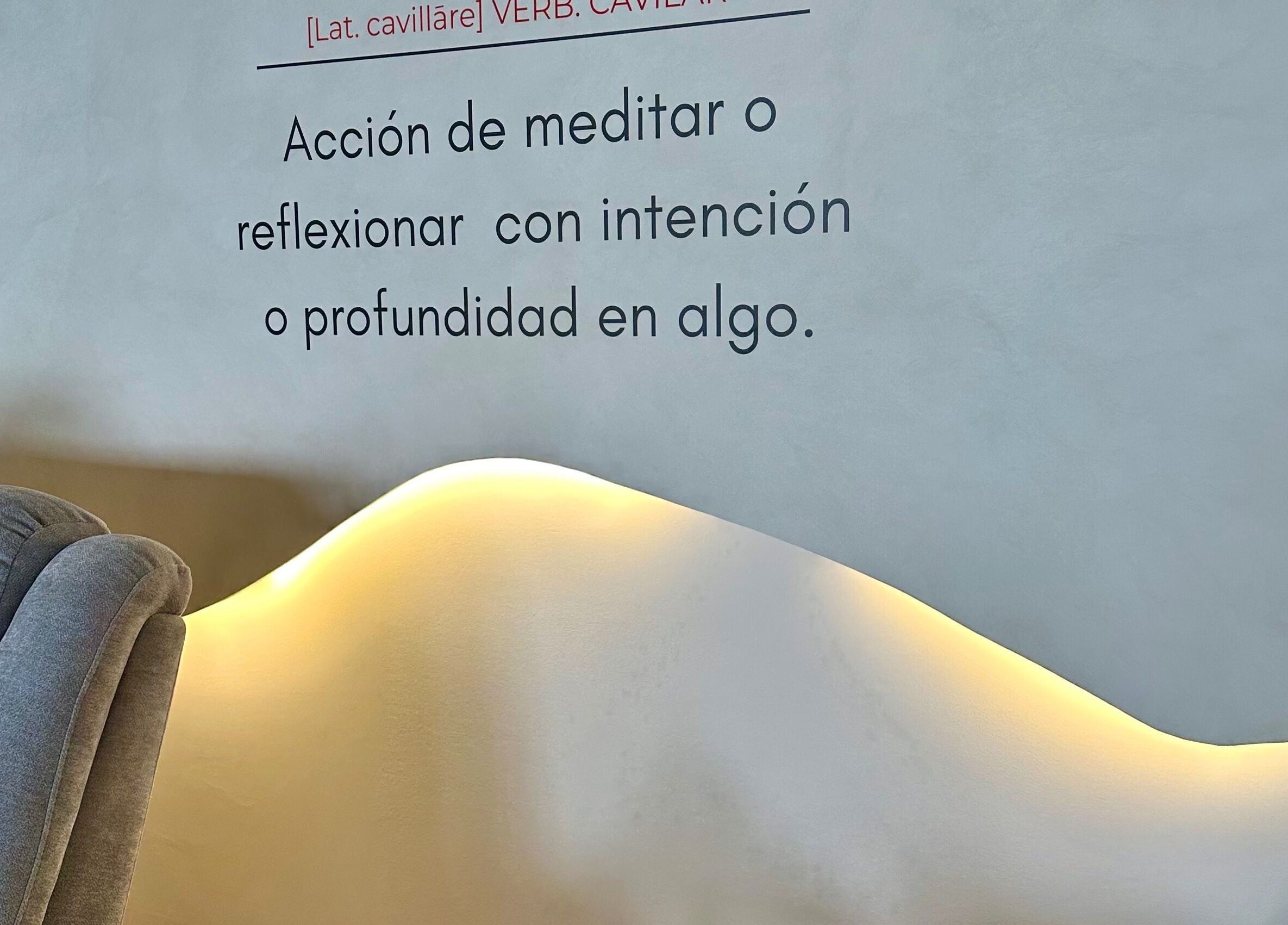 Cavilé en Zibatá, Querétaro. Sillón cómodo frente a pared con cita inspiradora sobre reflexión.
