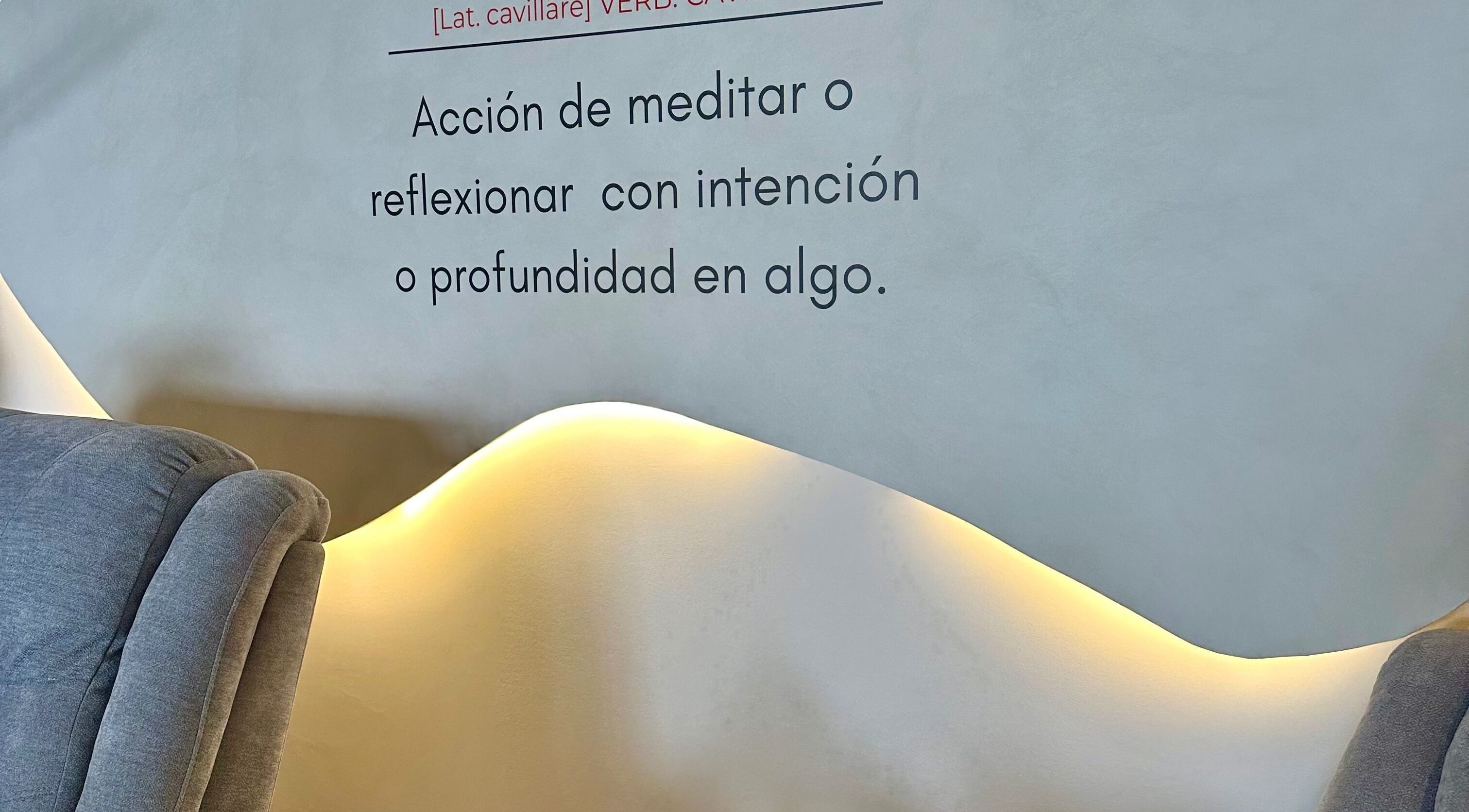 Cavilé en Zibatá, Querétaro. Sillón cómodo frente a pared con cita inspiradora sobre reflexión.