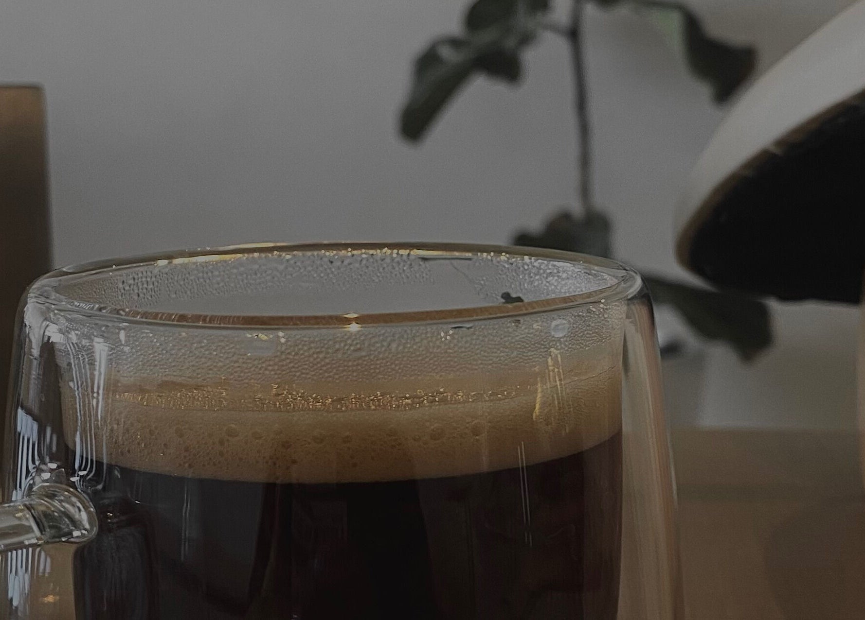 Taza de café humeante en Cavilé, Zibatá, Querétaro, MX. Ambiente acogedor para relajarse.