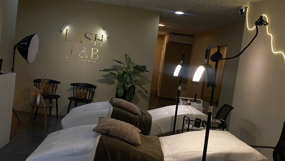 Relaxing ambiance at Lashlab in Panamá, Provincia De Panamá, PA showcasing cozy treatment beds and chic decor.