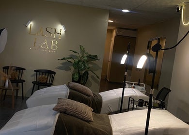 Relaxing ambiance at Lashlab in Panamá, Provincia De Panamá, PA showcasing cozy treatment beds and chic decor.
