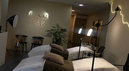 Relaxing ambiance at Lashlab in Panamá, Provincia De Panamá, PA showcasing cozy treatment beds and chic decor.