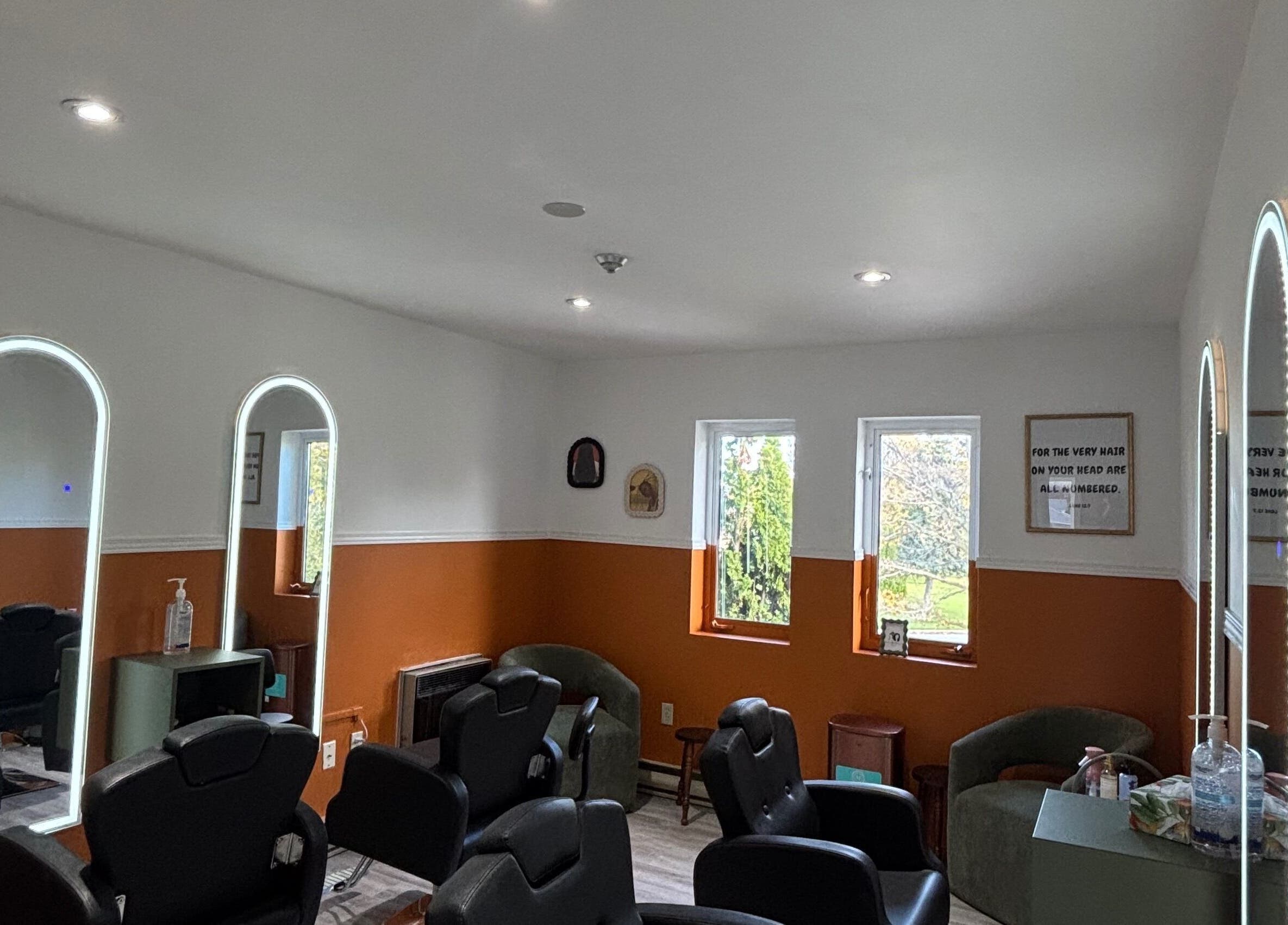Modern salon setup at Beauty Braids Locs Niagara in St. Catharines, Ontario, CA with stylish mirrors and seating.