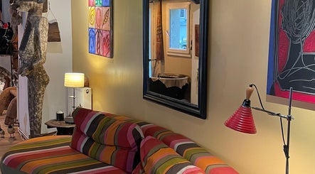 Intérieur artistique et coloré chez Vylux Makeup, Saint-michel-sur-orge, Île-de-france, FR.