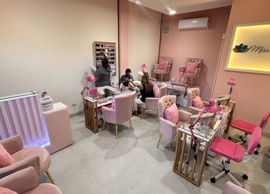 MAVILUA NAILS salon interior with pink decor in Monterrey, Nuevo León, MX, showcasing plush seating and manicure service.