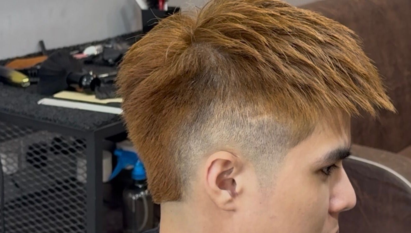 在Mrbarber2 Jitra理发店，Jitra, Kedah, MY的现代发型剪裁。