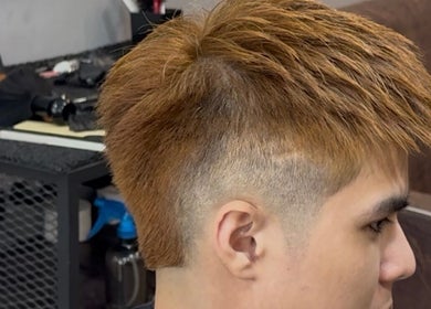 在Mrbarber2 Jitra理发店，Jitra, Kedah, MY的现代发型剪裁。