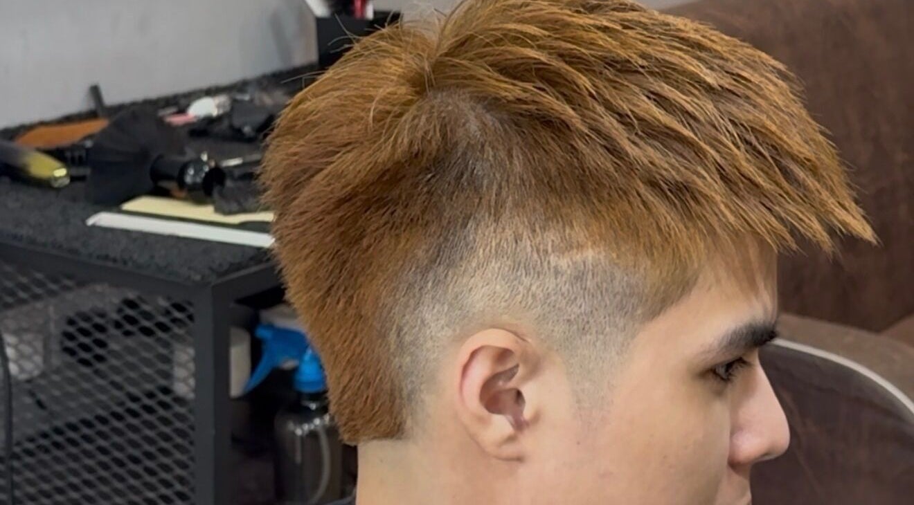 在Mrbarber2 Jitra理发店，Jitra, Kedah, MY的现代发型剪裁。