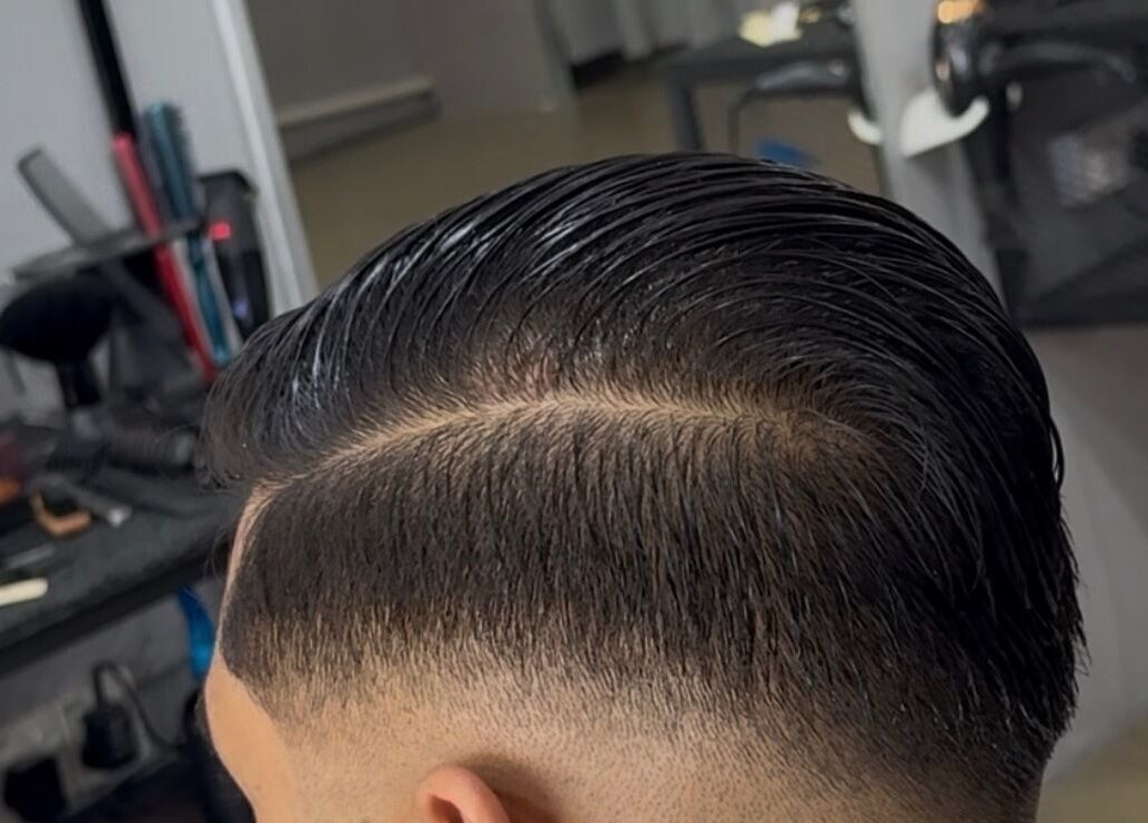 时尚发型在Mrbarber2 Jitra，位于吉打Jitra，MY，展示完美的侧面剪裁。