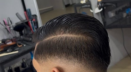 时尚发型在Mrbarber2 Jitra，位于吉打Jitra，MY，展示完美的侧面剪裁。