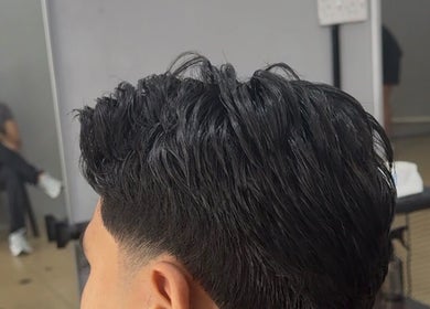 在Jitra, Kedah的Mrbarber2 Jitra展示的时尚男士现代发型。