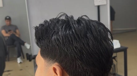 在Jitra, Kedah的Mrbarber2 Jitra展示的时尚男士现代发型。