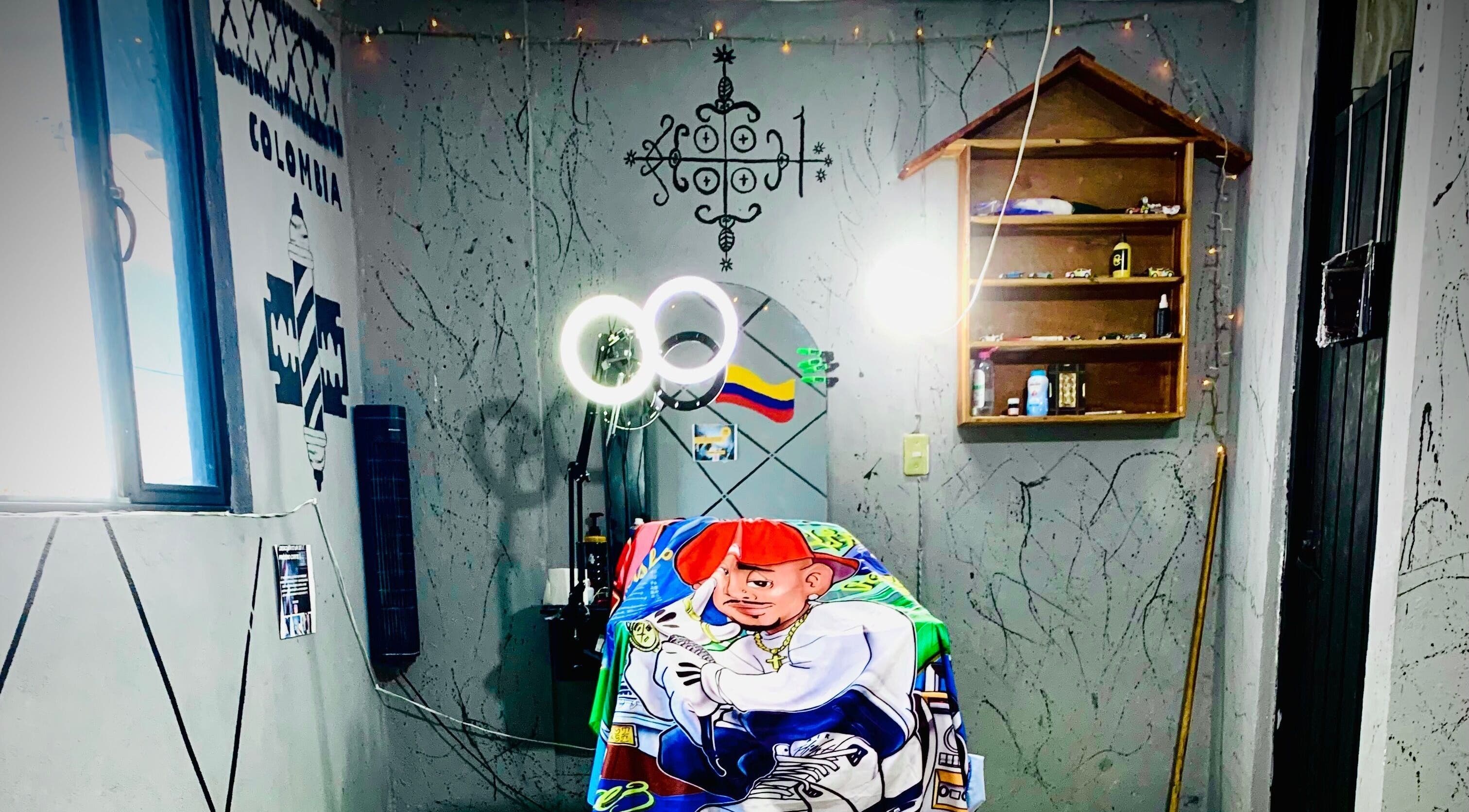 Silla creativa en Blackbarber, Estado De México, MX, decorada con mural y luces inspiradoras.