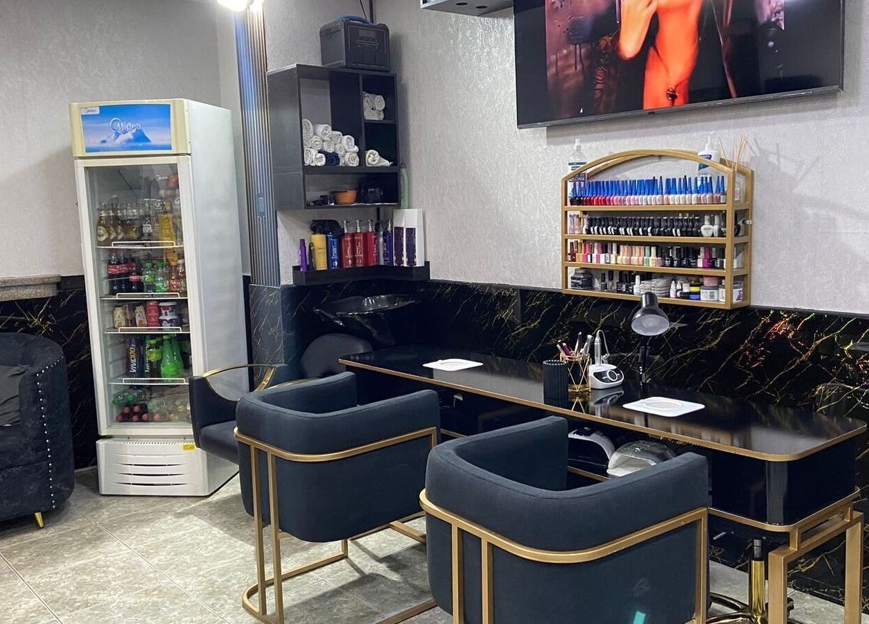 Sala de belleza en Elegante, Manta, Manabí, EC, con estaciones de uñas y muebles modernos.