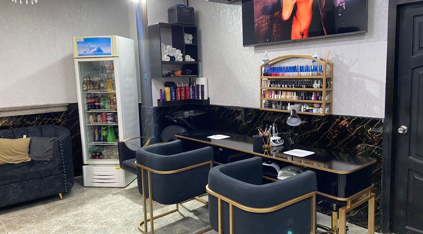 Sala de belleza en Elegante, Manta, Manabí, EC, con estaciones de uñas y muebles modernos.