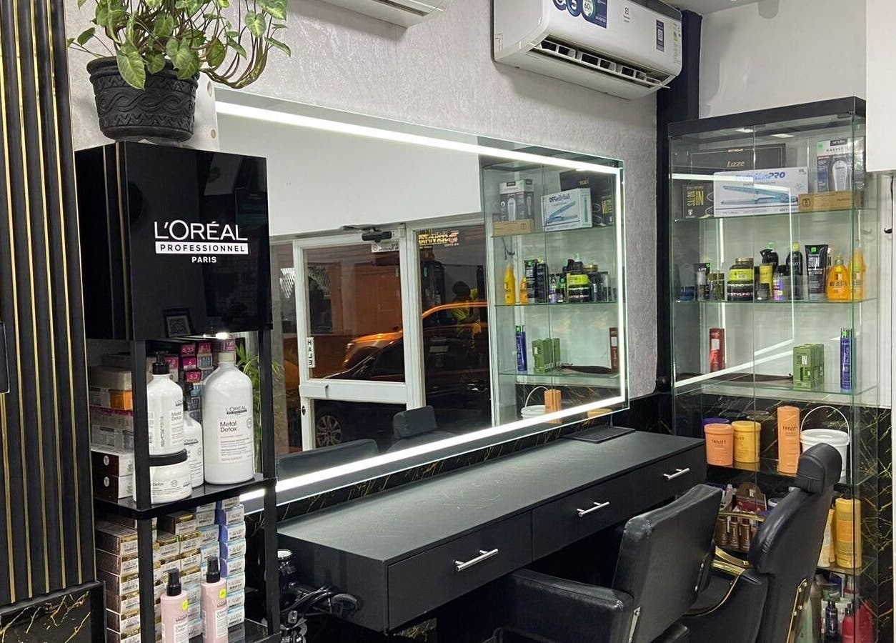 Area de cabello en Elegante, Manta, Manabí, EC. Mostrando productos de belleza y sillas de peluquería.