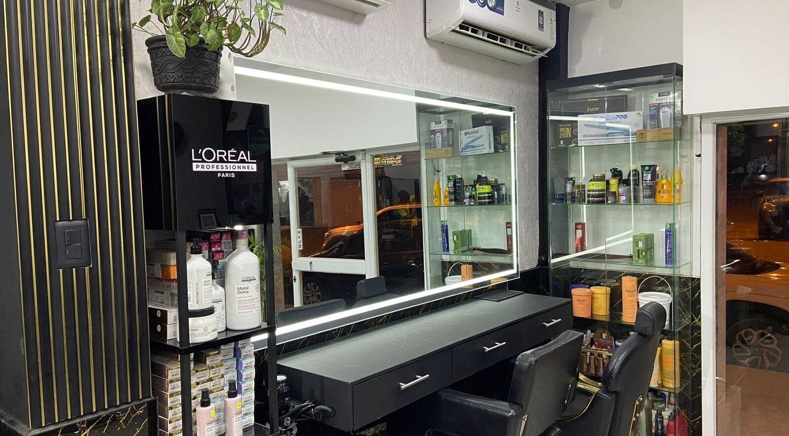 Area de cabello en Elegante, Manta, Manabí, EC. Mostrando productos de belleza y sillas de peluquería.